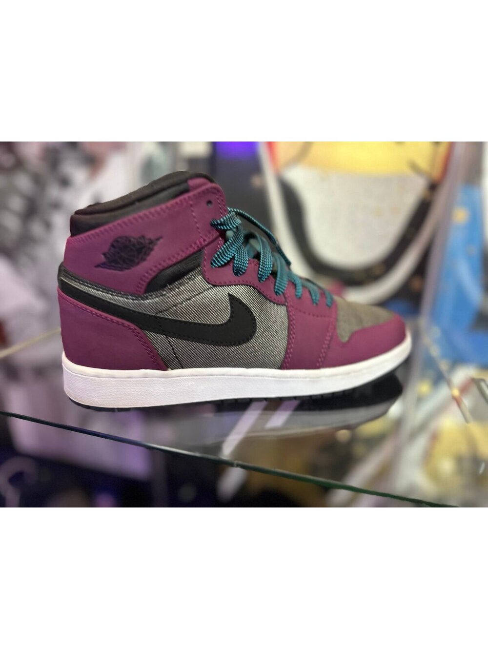 Nike Air Jordan 1 Retro High Mulberry (GS) SIZE: 5.5 YOUTH